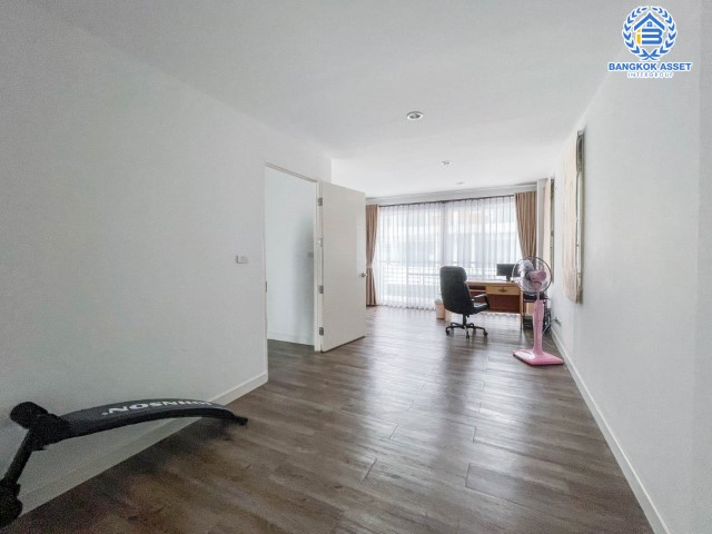 *****ทาวน์เฮ้าส์มือสอง ม.เดอะเซอเรโน่ บาย โบนันซ่า แจ้งวัฒนะ หลังมุม บรรยากาศดี เนื้อที่กว้างขวางมากถึง 29 ตร.ว. ภายในสวย ฟังก์ชัน 3 ห้องนอน 3 ห้องน้ำ ที่จอดรถ 1 คัน บ้านสไตล์โมเดิร์น บนทำเลแห่งการเดินทาง ใกล้รถไฟฟ้าสายสีชมพู "สถานีเมืองทองธานี" และจุดขึ้นทางด่วน "แจ้งวัฒนะ"